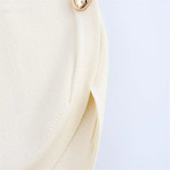 Stickad väst med knappdekoration i sidan