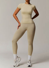 Seamless sports set with T-shirt and leggings