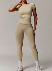Seamless sports set with T-shirt and leggings