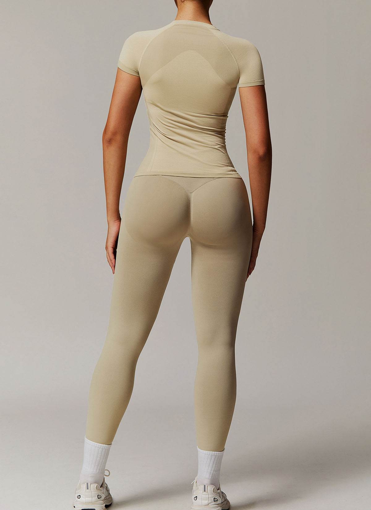 Seamless sports set with T-shirt and leggings
