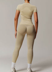 Seamless sports set with T-shirt and leggings