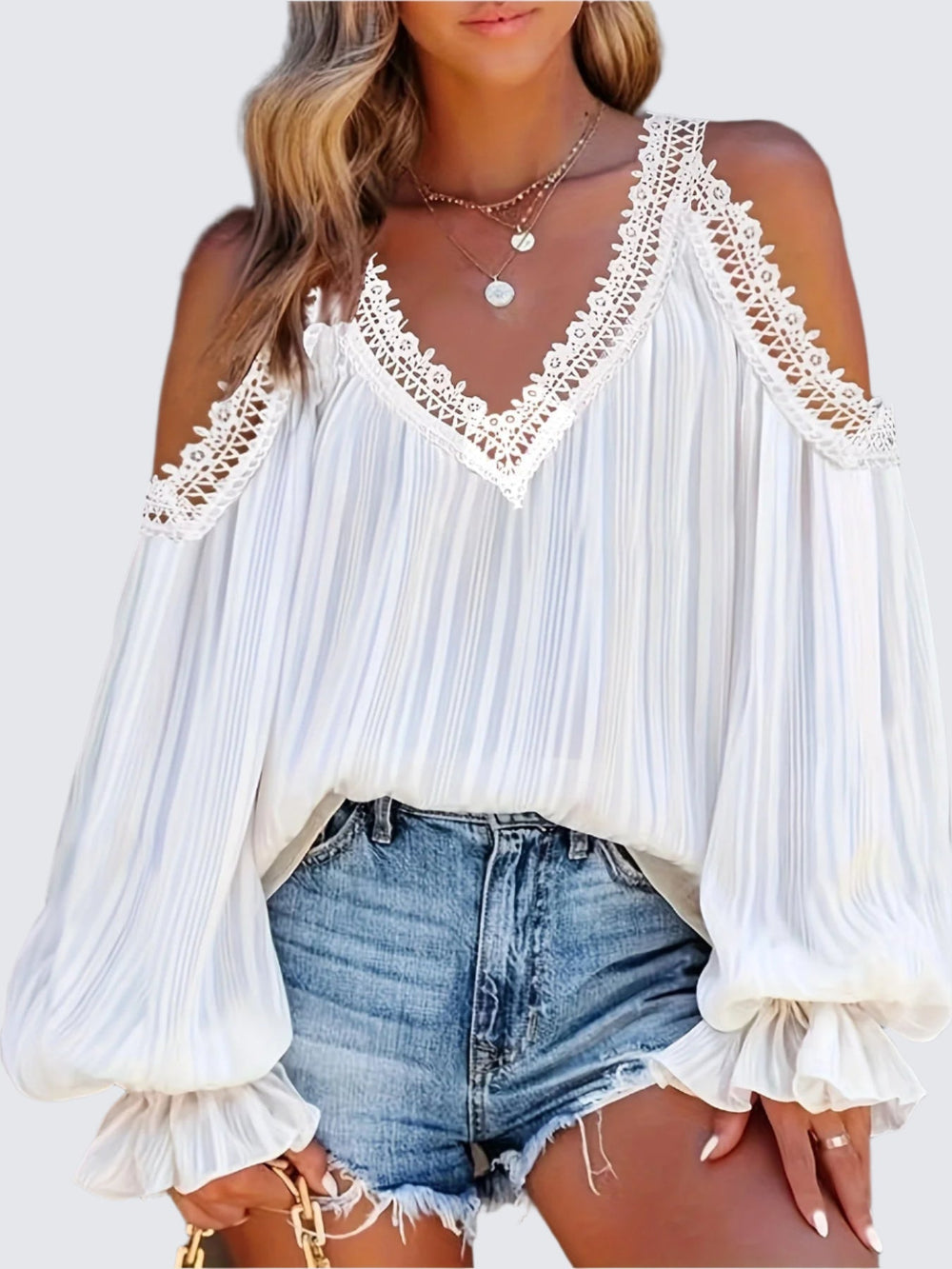 Draperad blus med spetskant