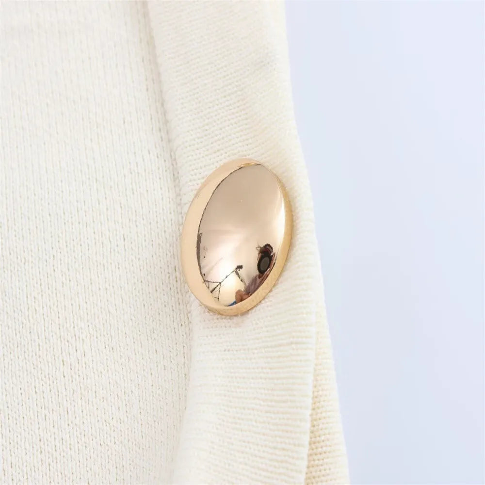 Stickad väst med knappdekoration i sidan