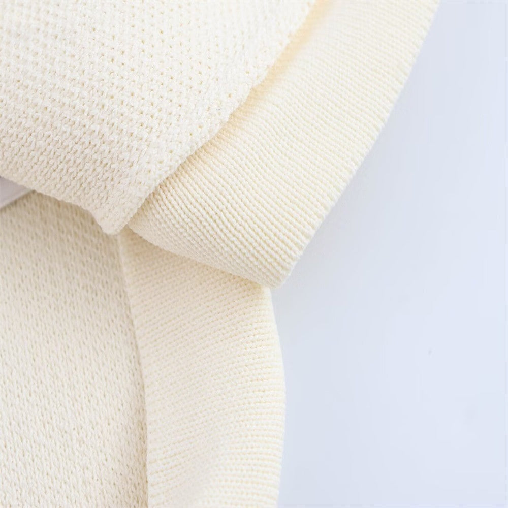 Stickad väst med knappdekoration i sidan