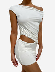 Elegant vit topp och kjol med v-hals