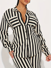 Randig skjorta med långa ärmar och vida byxor