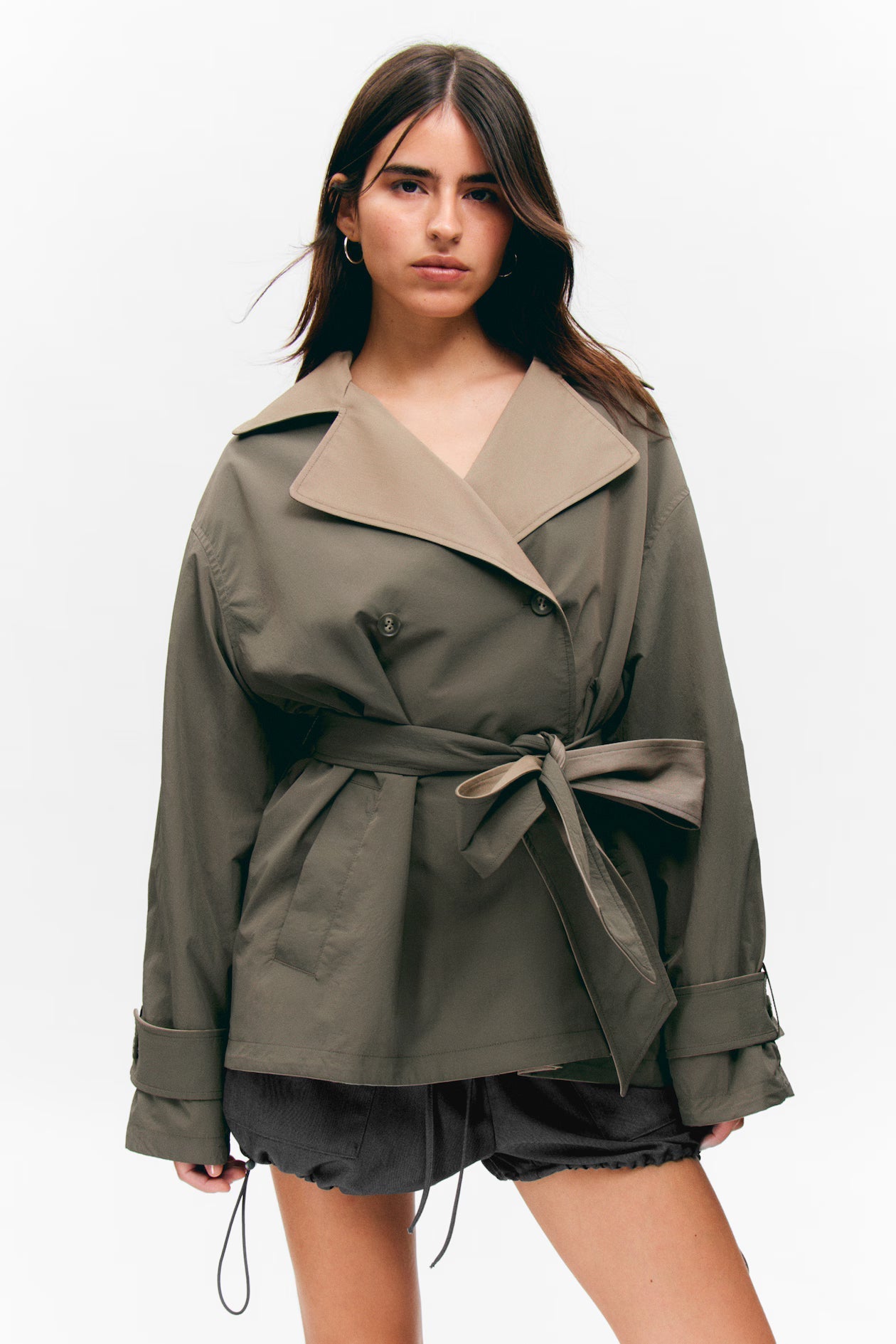 Khaki short trench jacket with tie belt and contrast collar