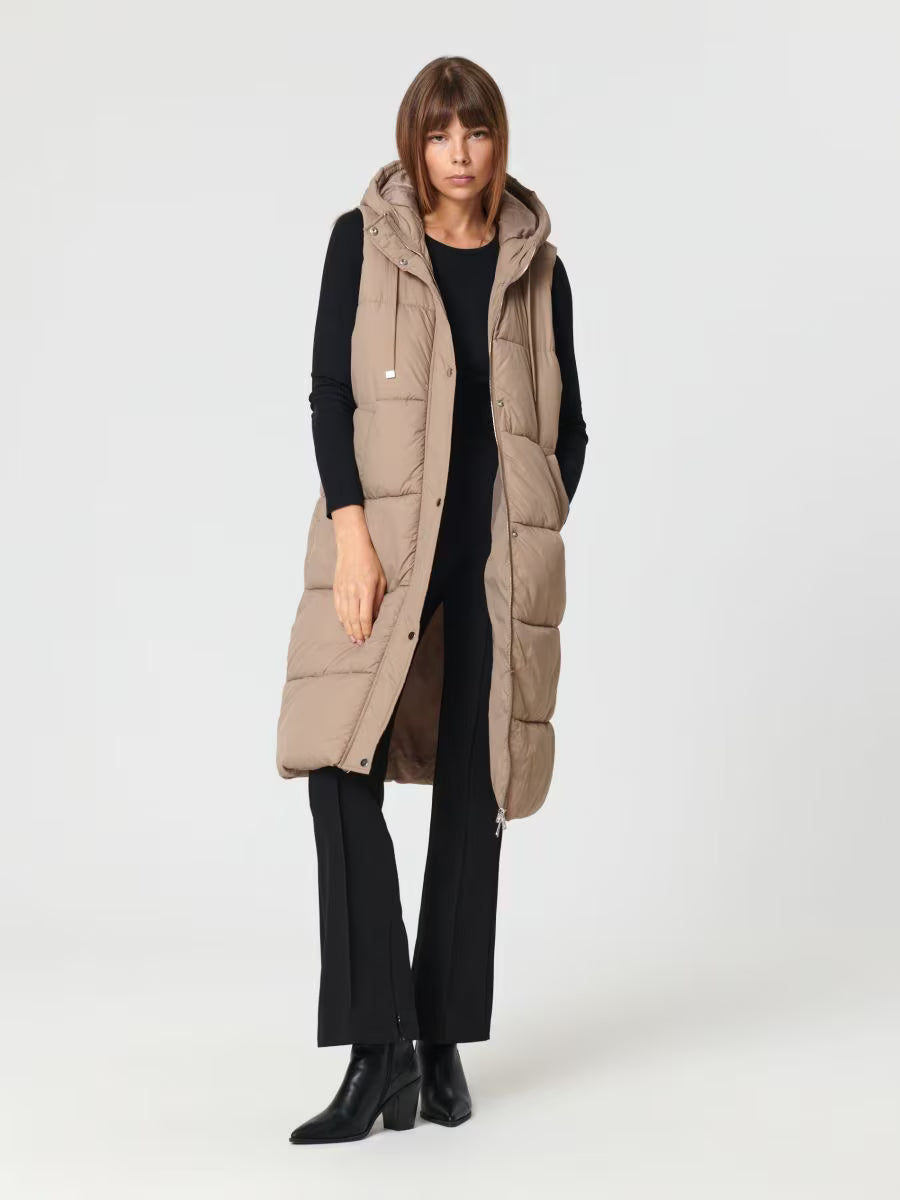 Long padded vest with hood and slits
