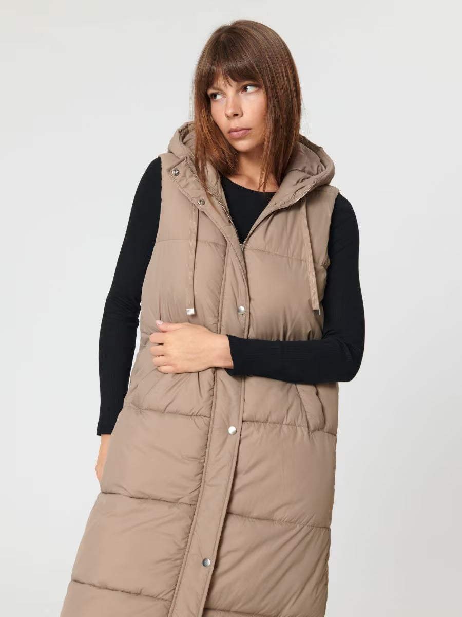 Long padded vest with hood and slits
