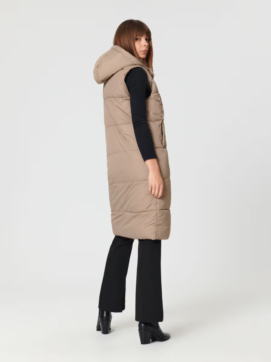 Long padded vest with hood and slits