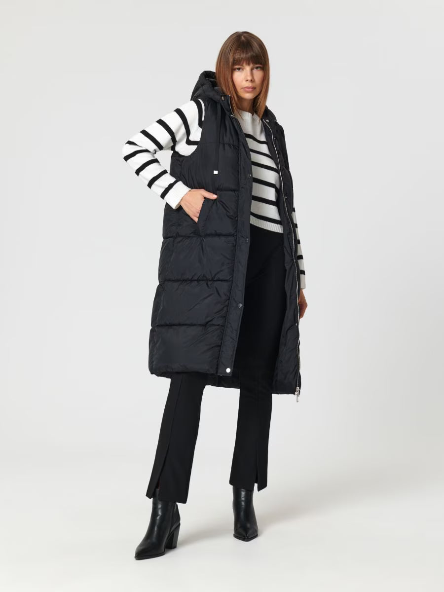 Long padded vest with hood and slits
