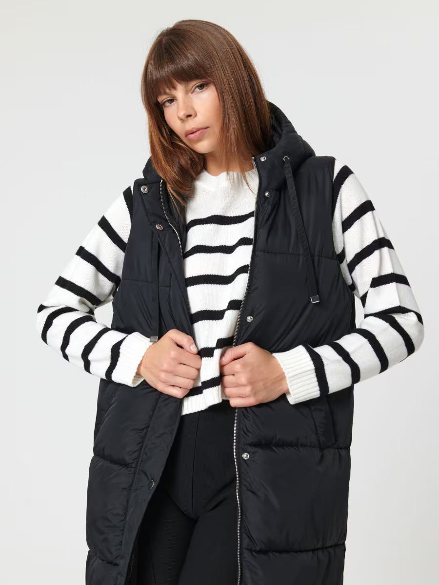 Long padded vest with hood and slits
