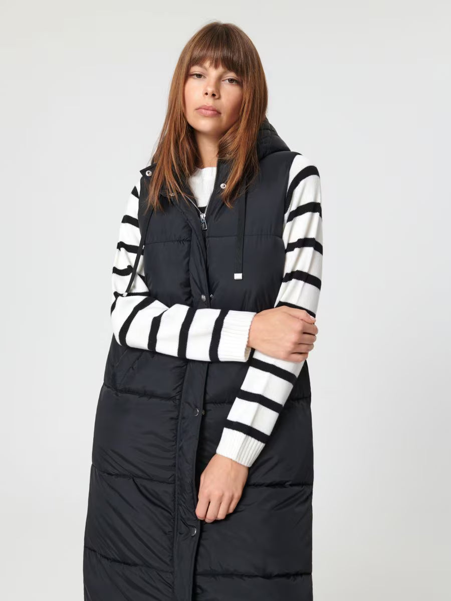 Long padded vest with hood and slits