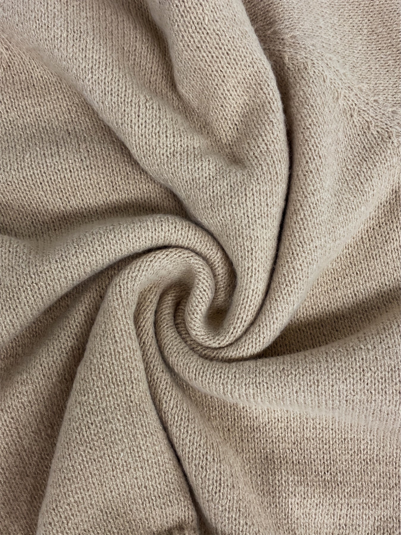 V-ringad tröja med volang i nederkanten