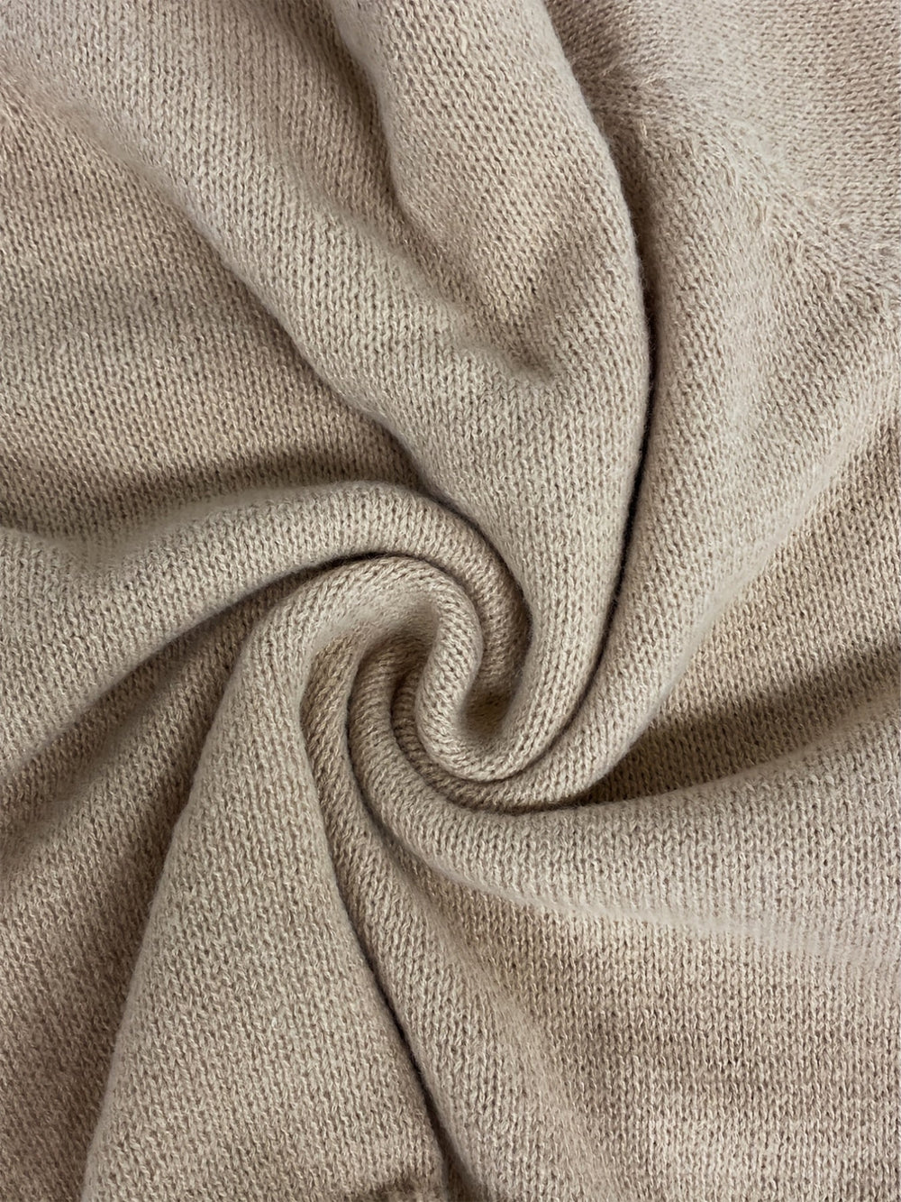 V-ringad tröja med volang i nederkanten