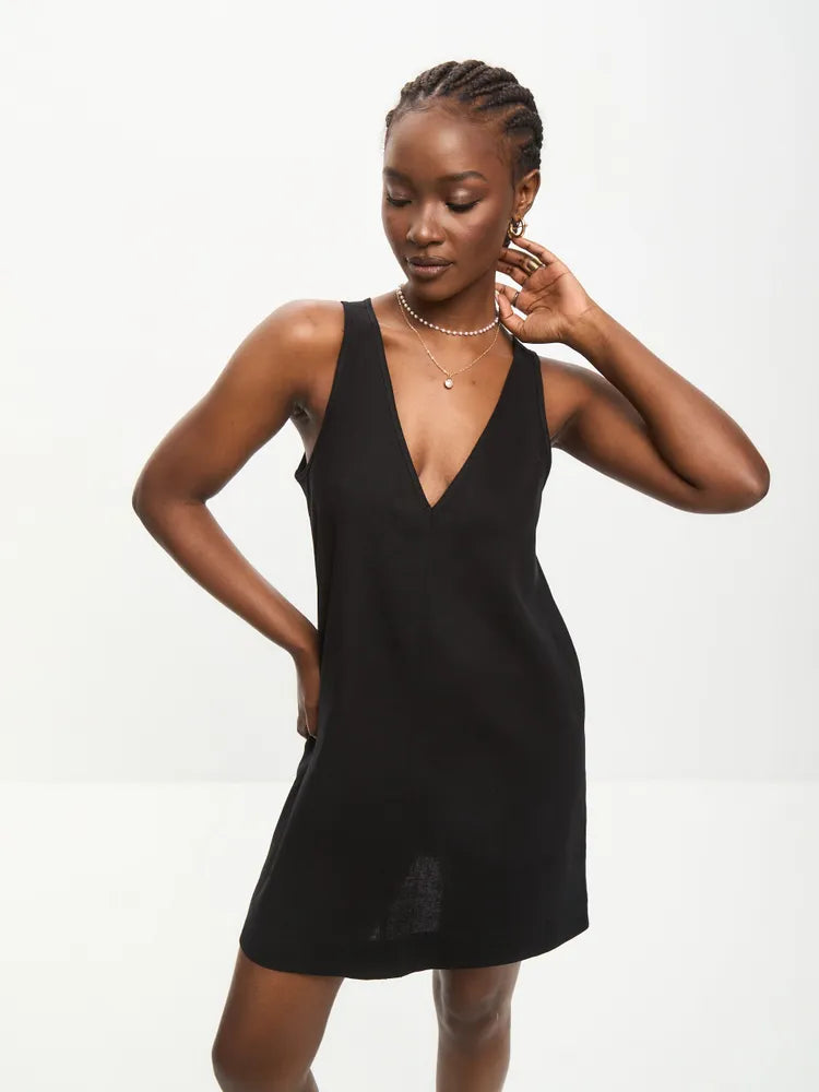 Black sleeveless dress