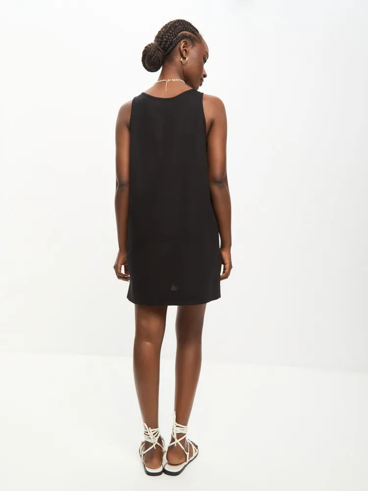 Black sleeveless dress