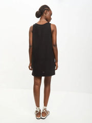 Black sleeveless dress