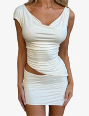 Elegant vit topp och kjol med v-hals