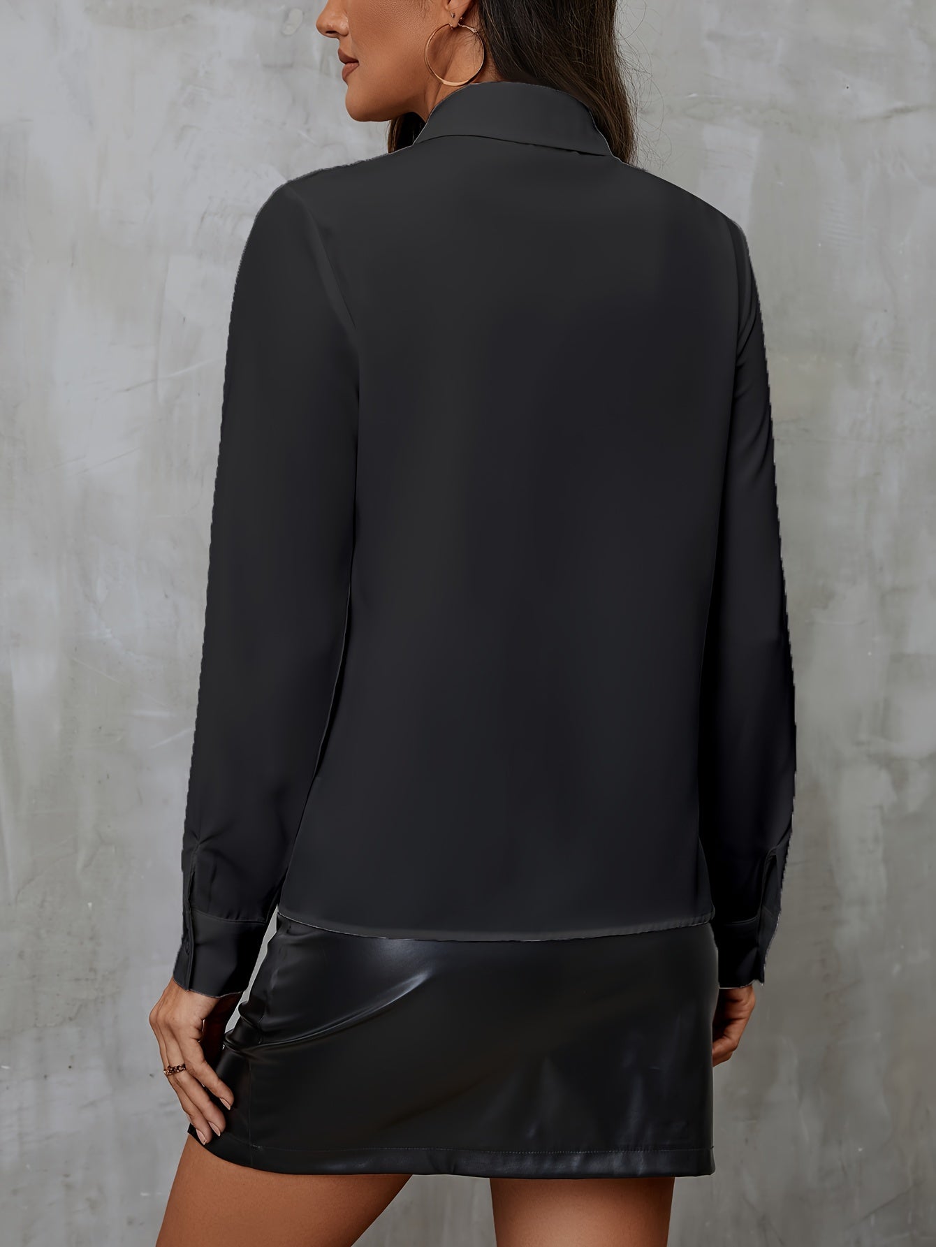 Avslappnad skjorta med volanger och poloneck