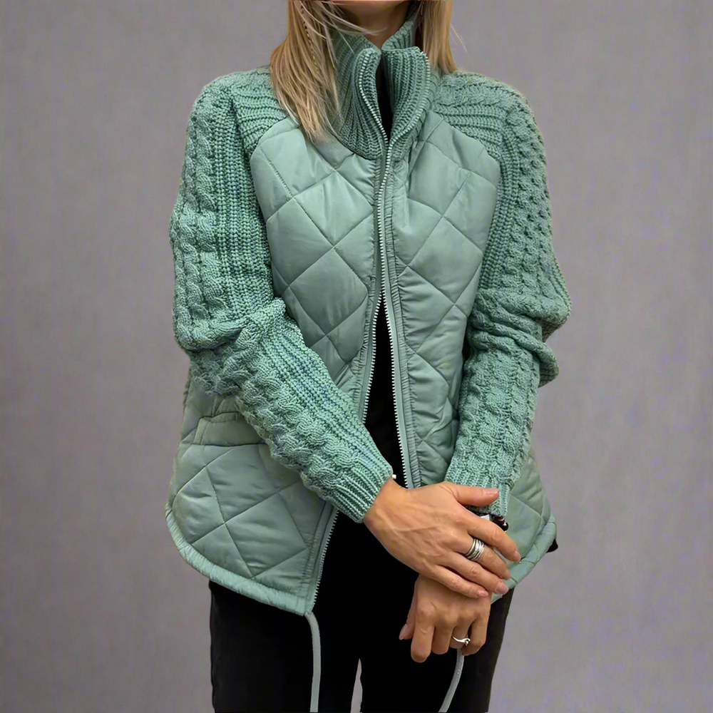 Varm vadderad jacka med stickade ärmar