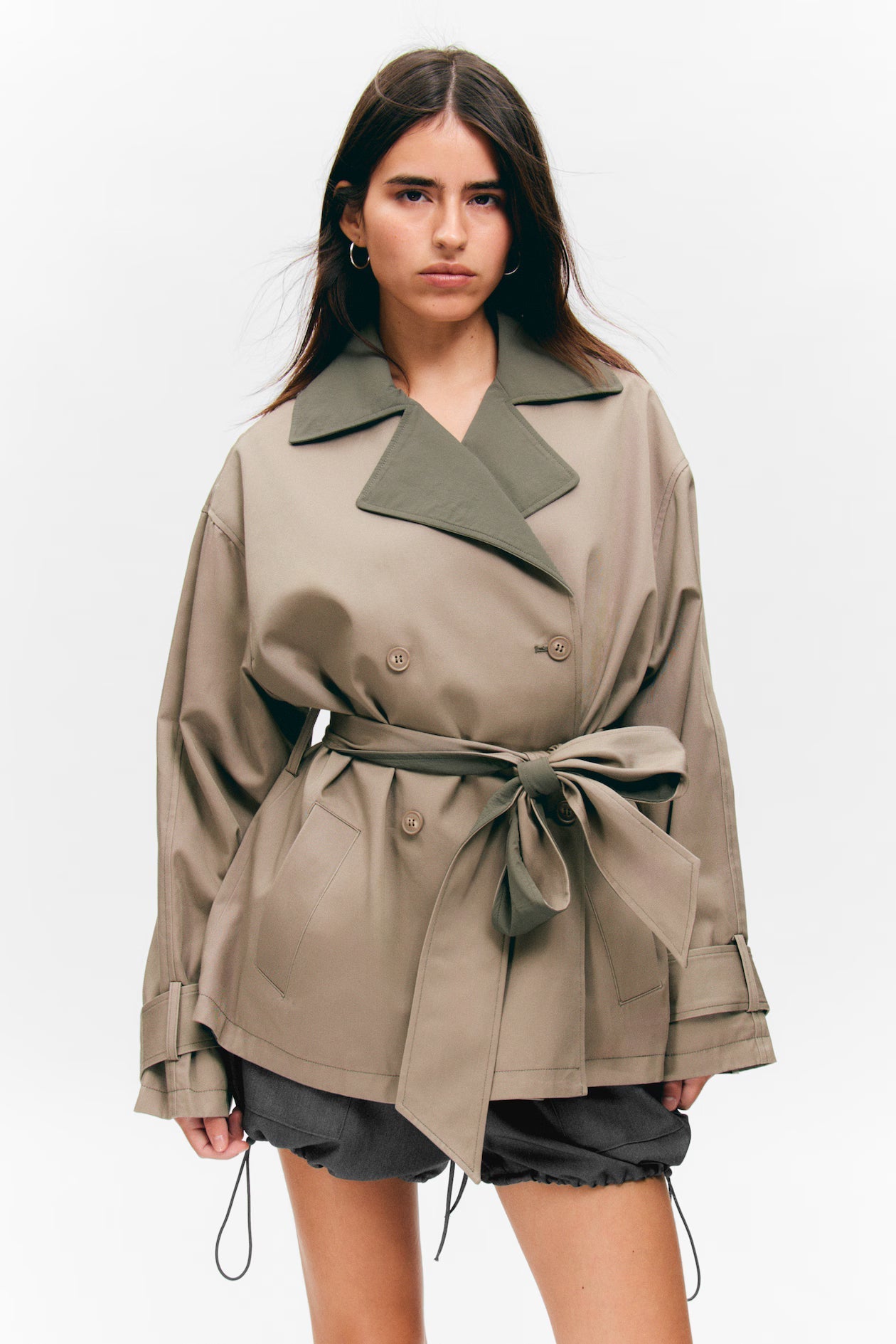 Khaki short trench jacket with tie belt and contrast collar