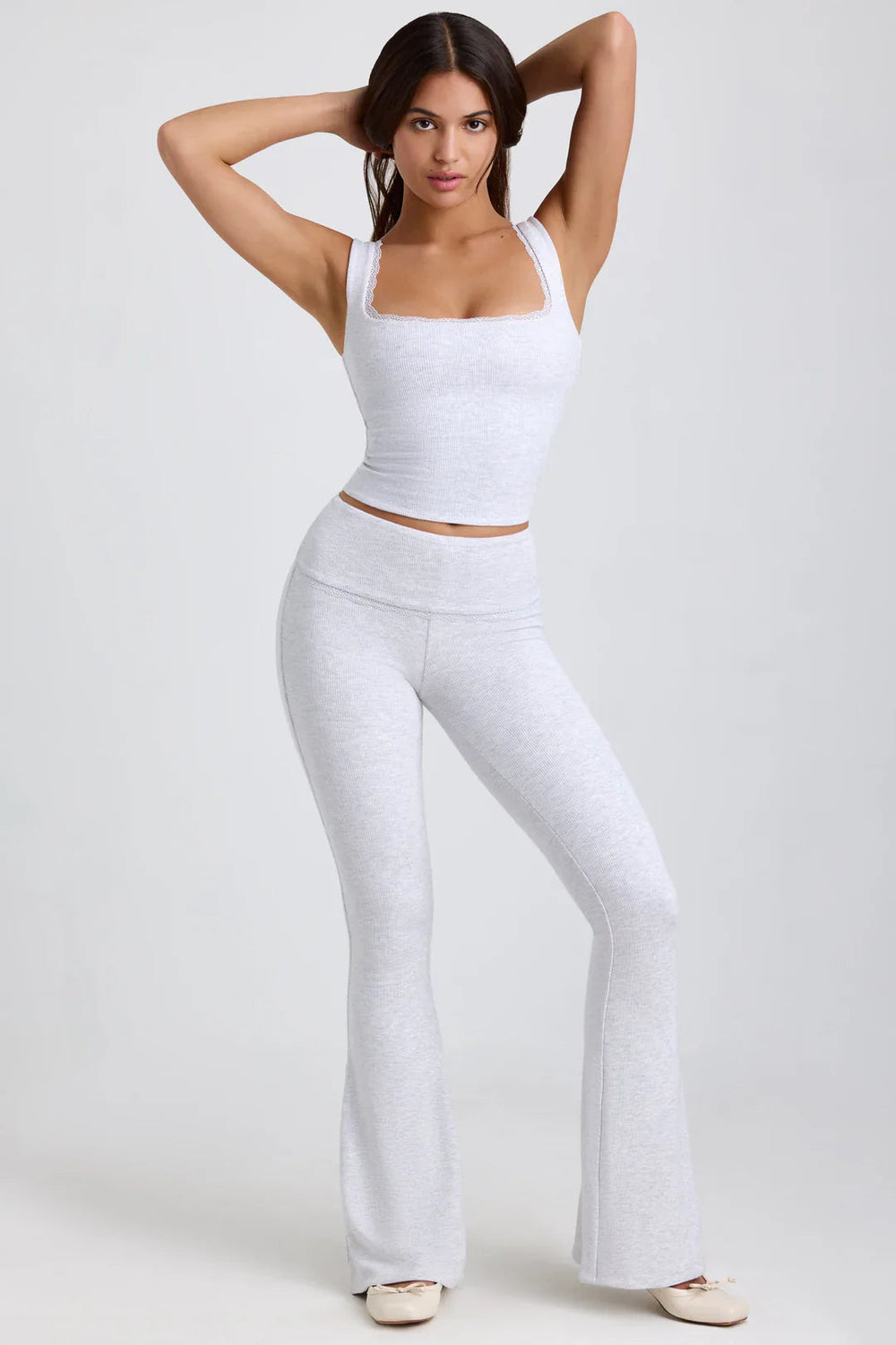 Tight topp med nedhasade vida byxor