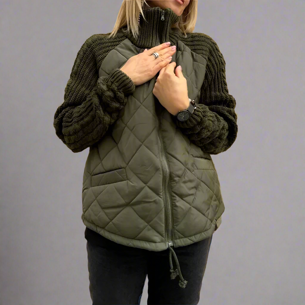 Varm vadderad jacka med stickade ärmar