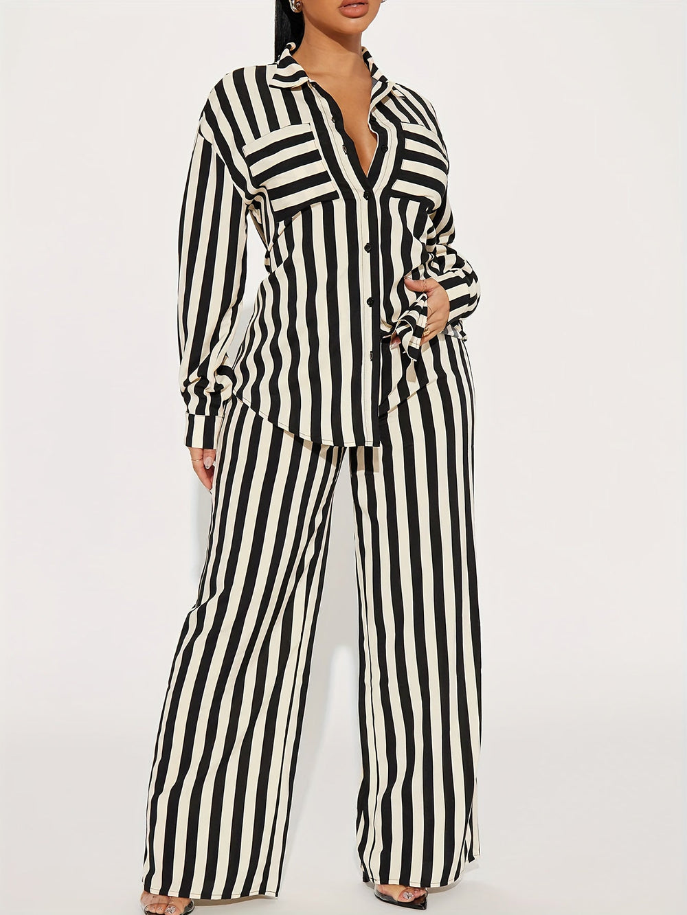 Randig skjorta med långa ärmar och vida byxor