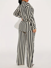 Randig skjorta med långa ärmar och vida byxor