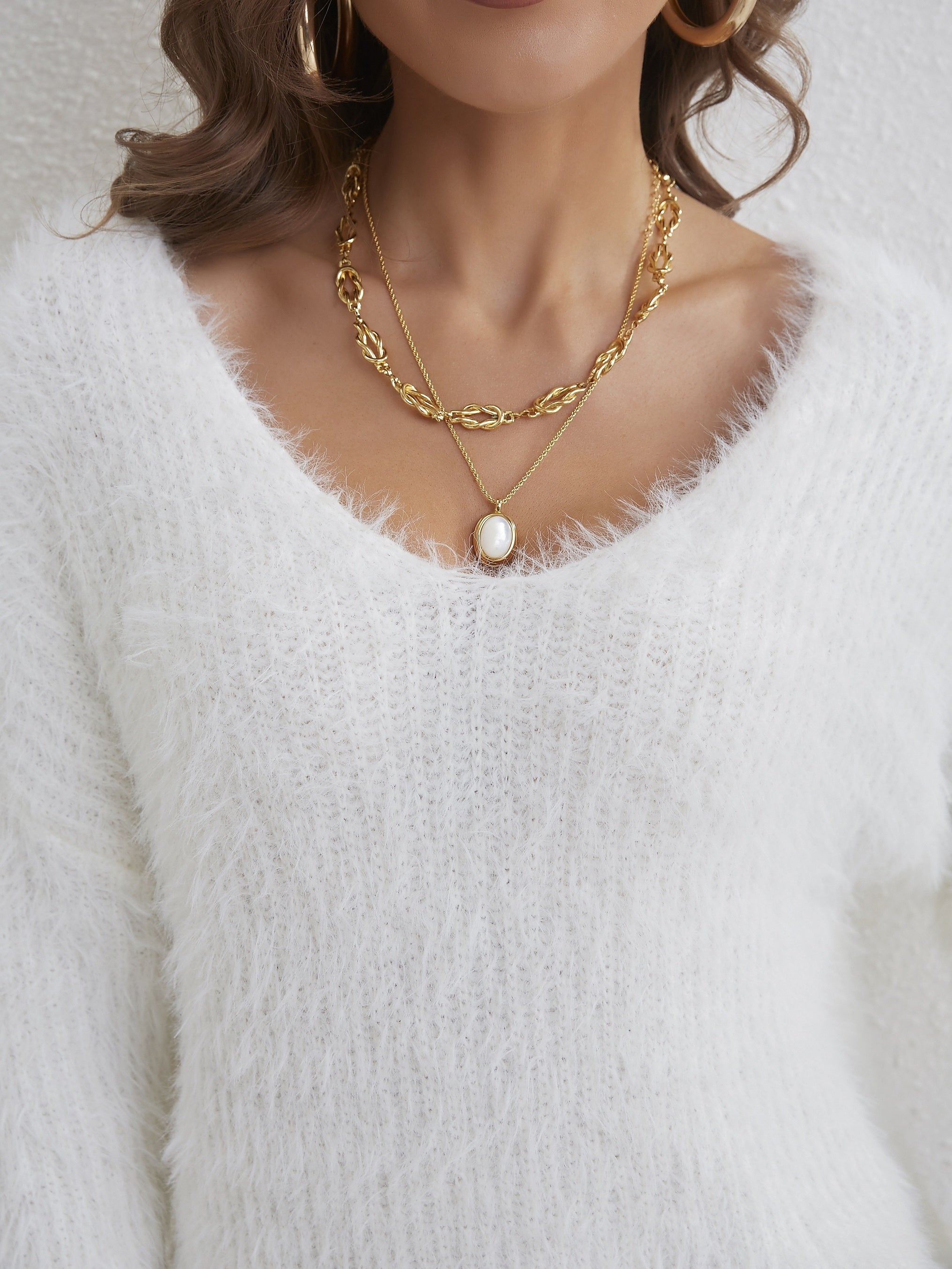 Vit fluffig stickad tröja