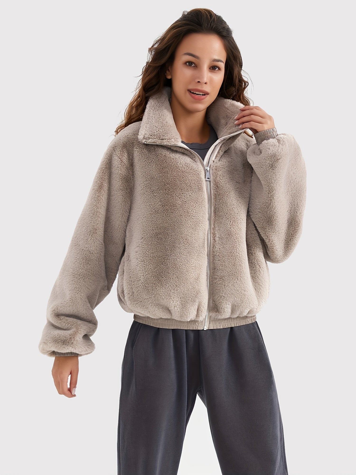 Jacka i fuskpäls med uppstående krage