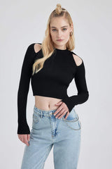 Stickad tröja i smal passform med axelband