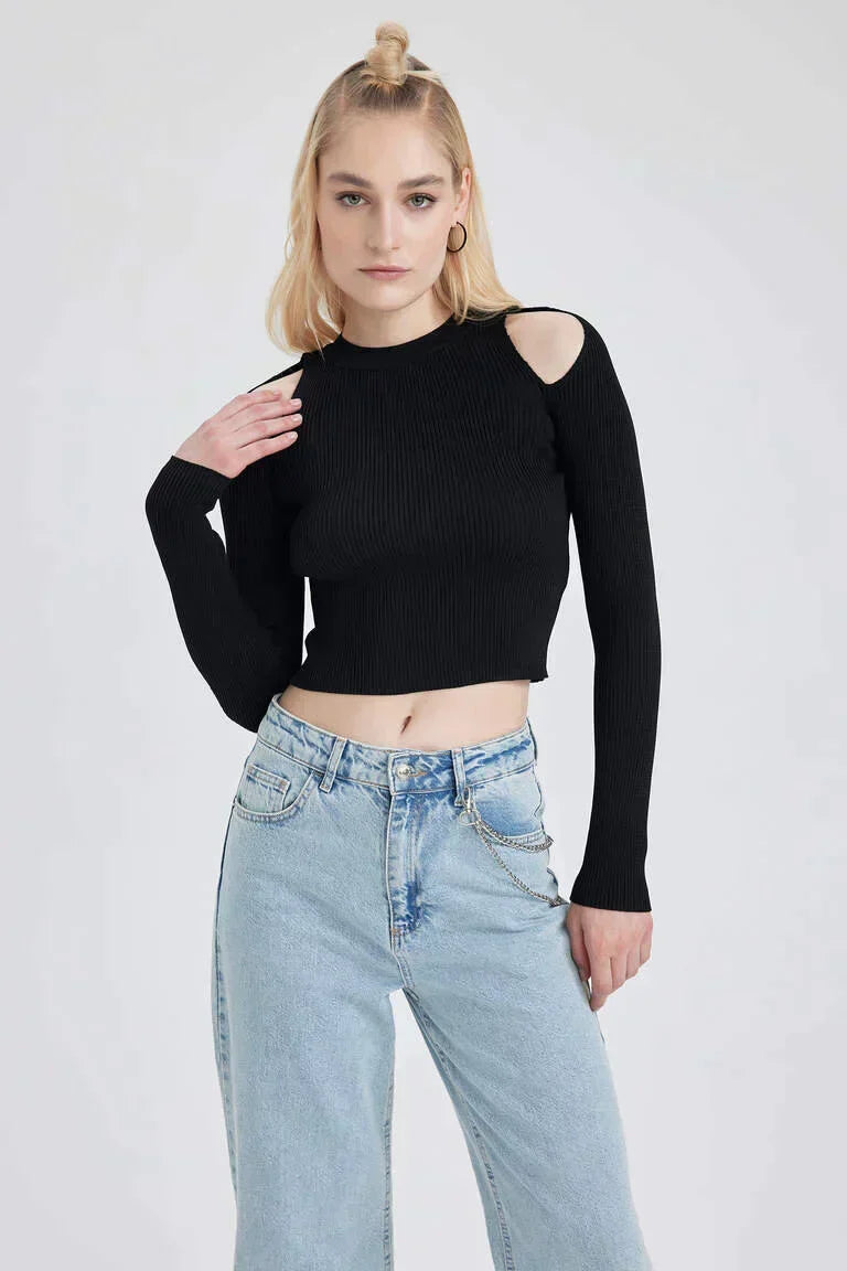 Stickad tröja i smal passform med axelband