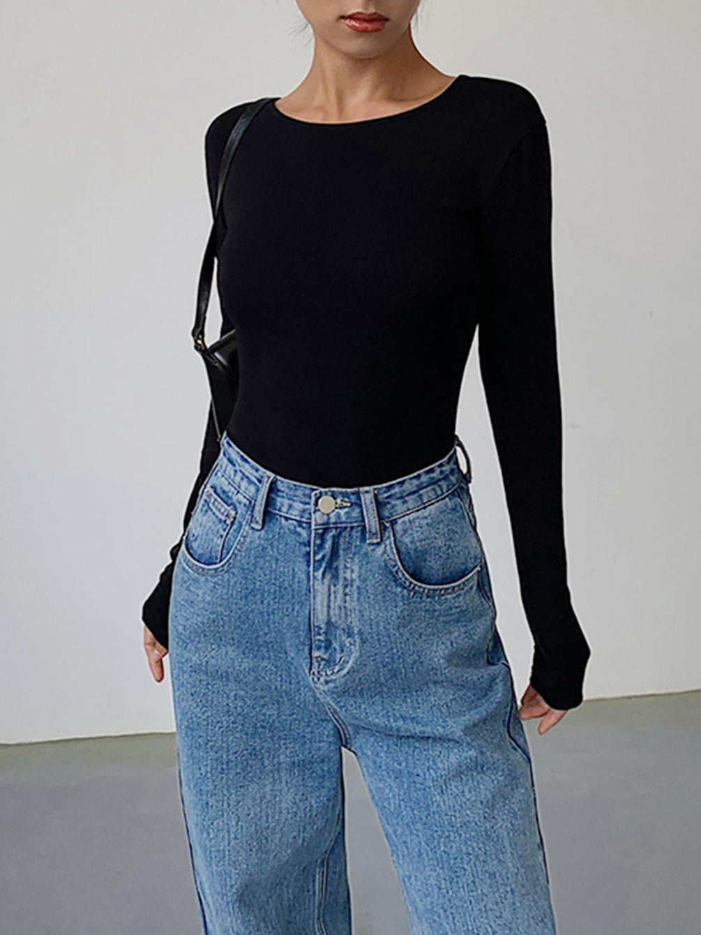 Fitted top with long sleeves and round neck