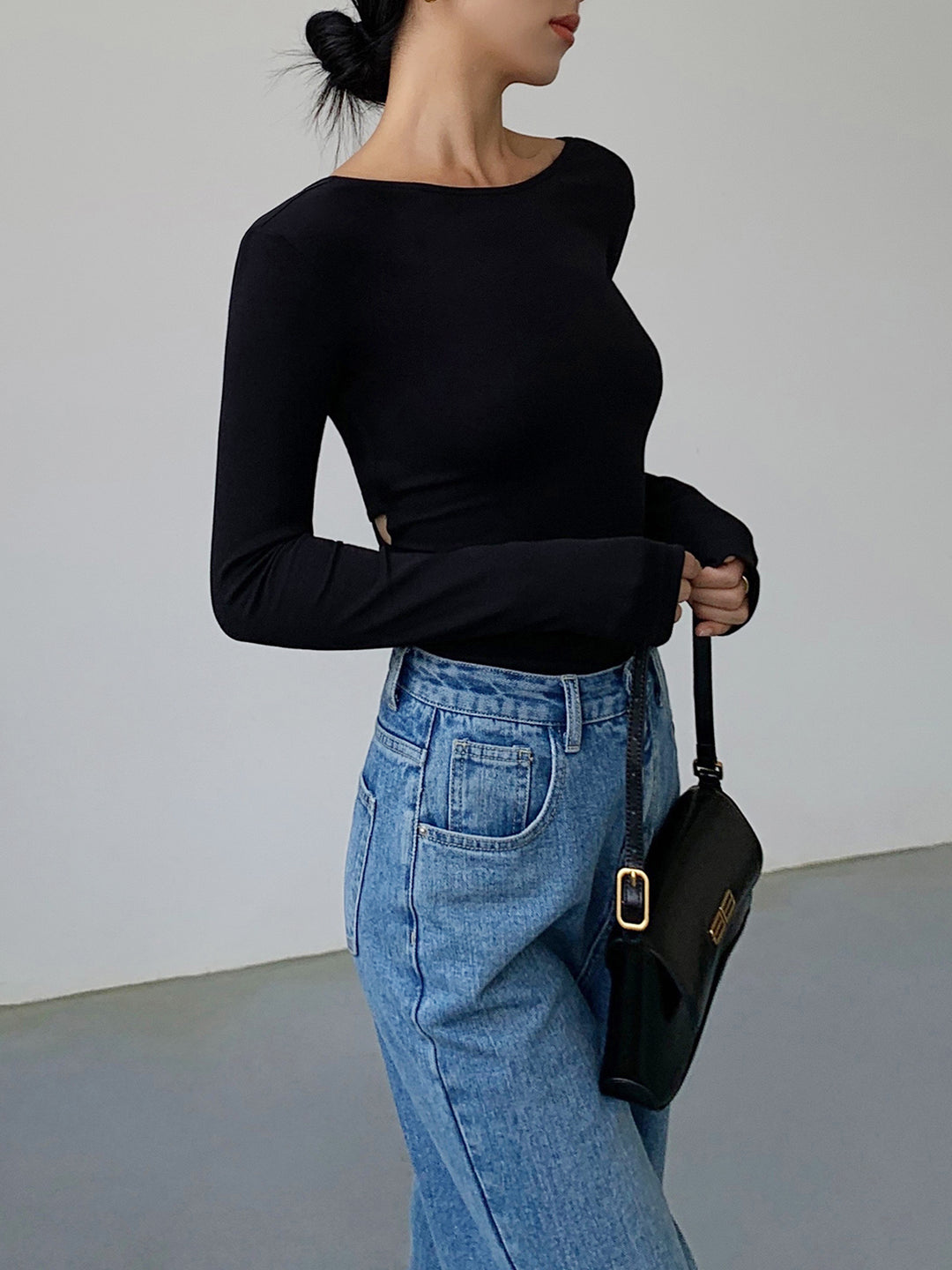 Fitted top with long sleeves and round neck