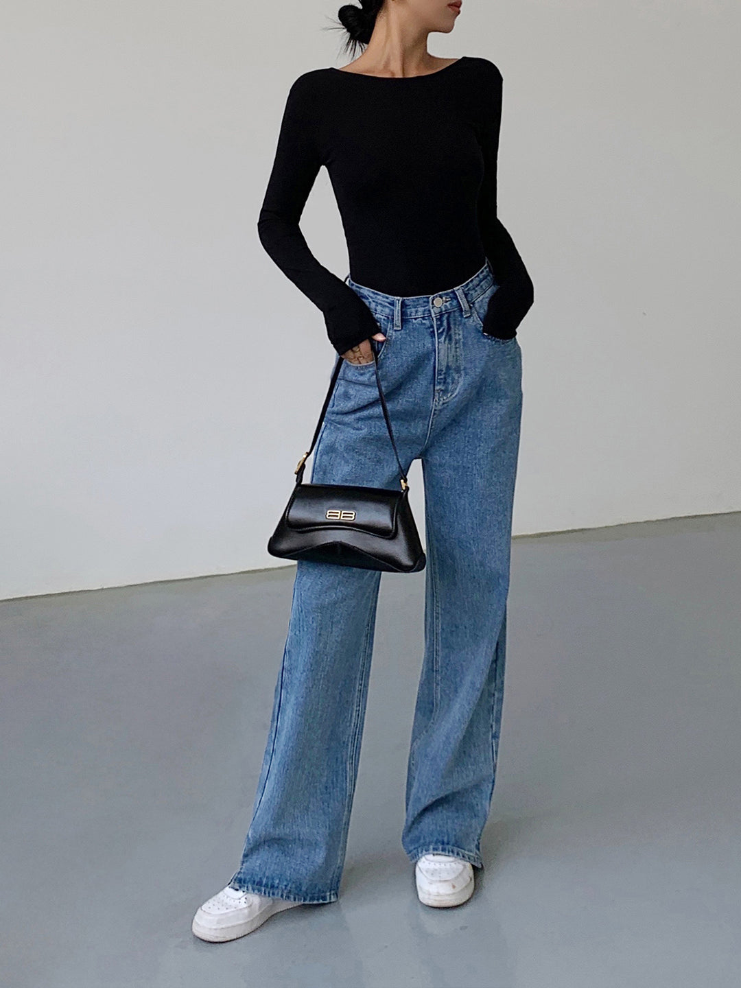 Fitted top with long sleeves and round neck