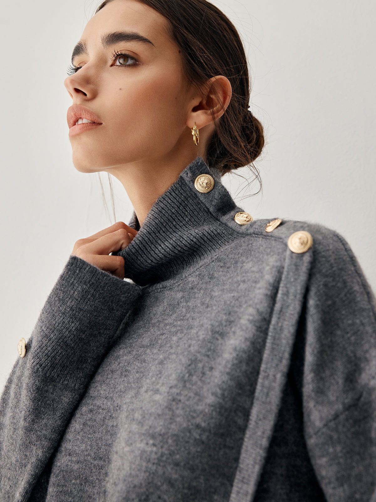 Grå tröja med polokrage och knapp