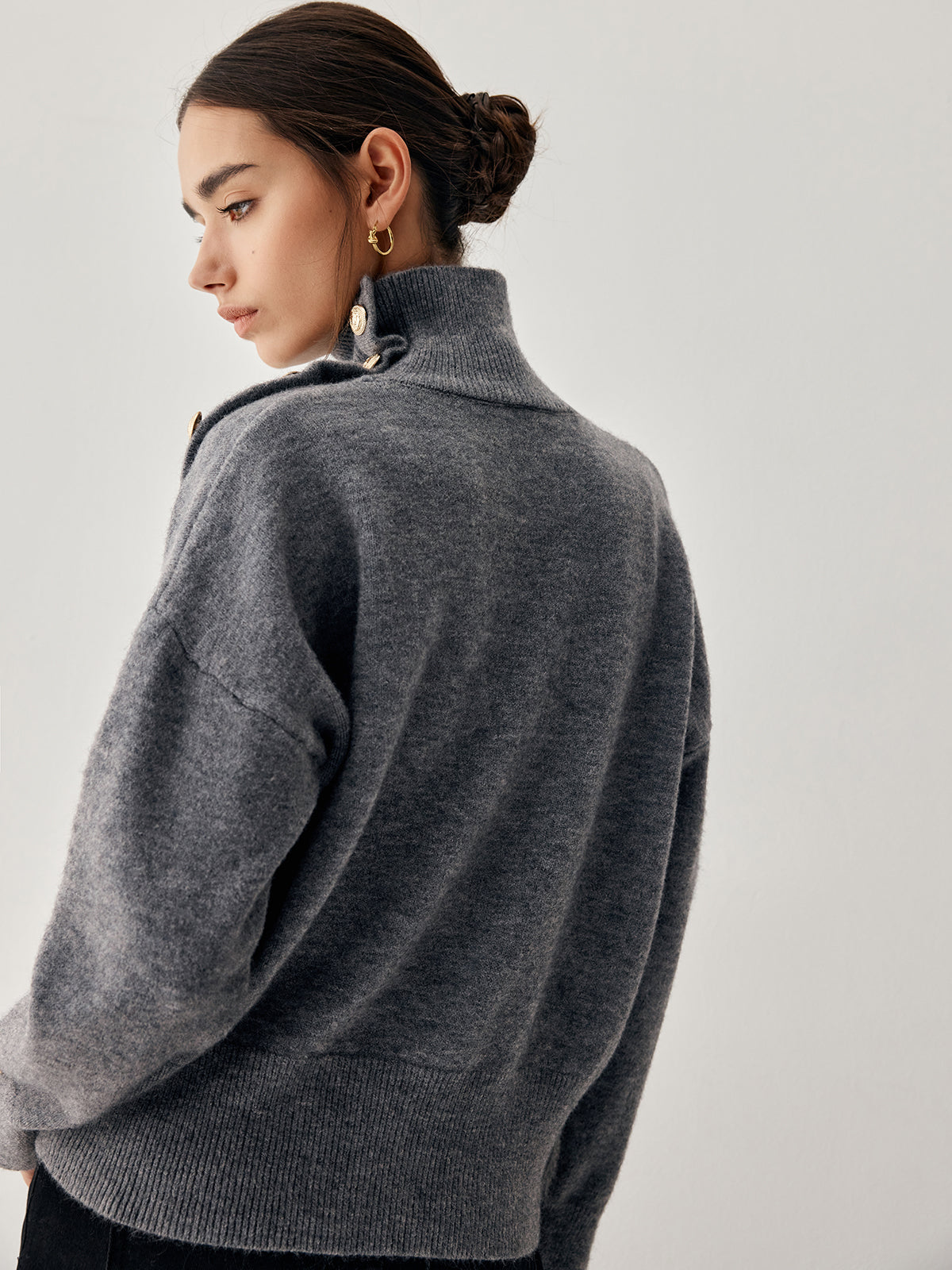 Grå tröja med polokrage och knapp