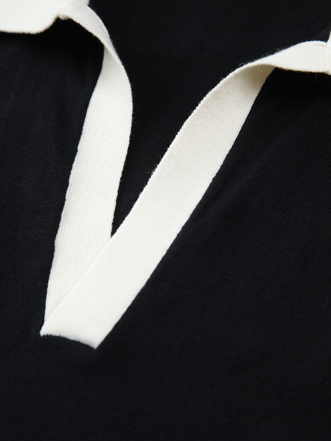 Sleeveless top with contrasting collar