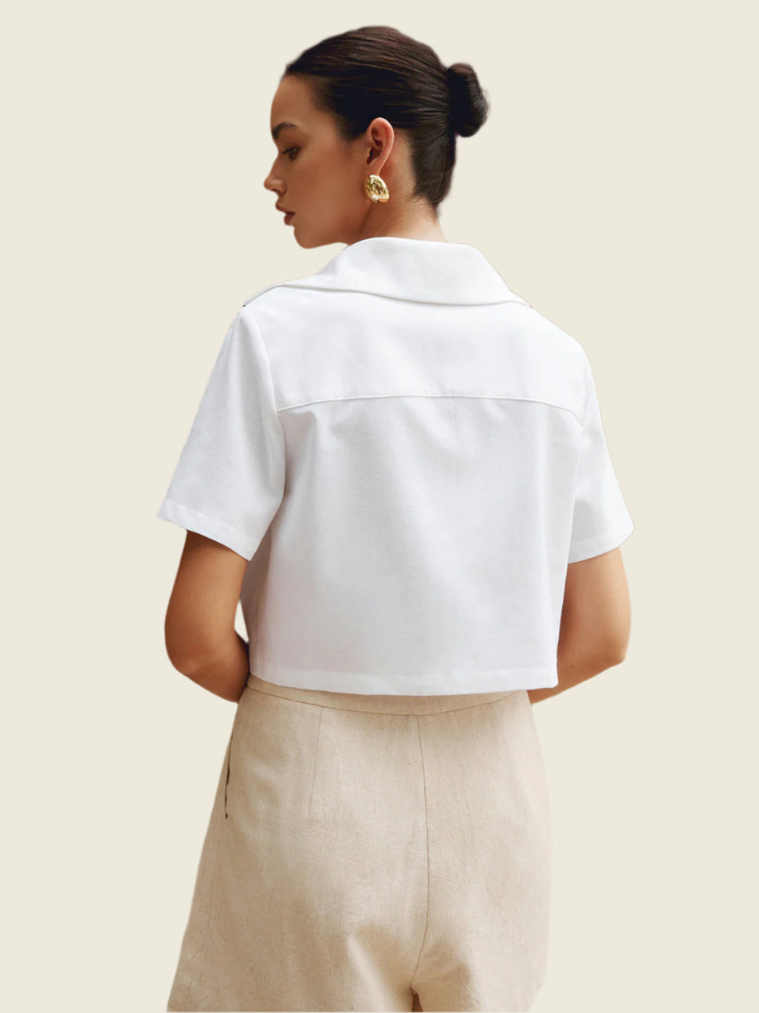 White short-sleeved shirt with pockets