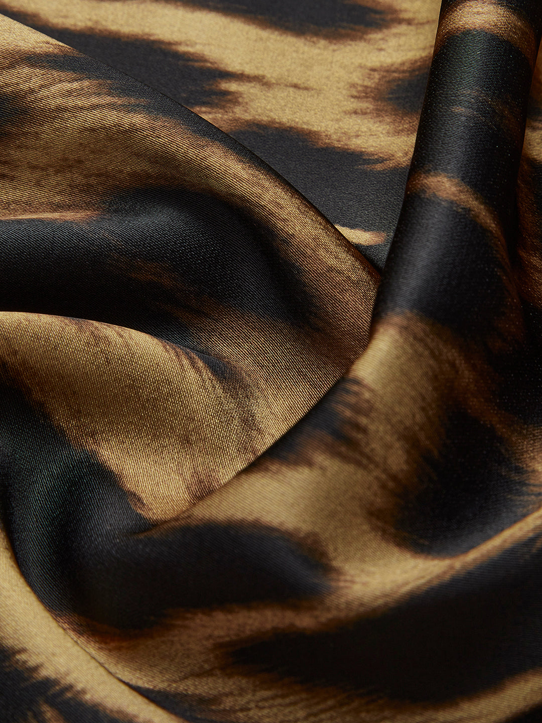 Long skirt with wild print