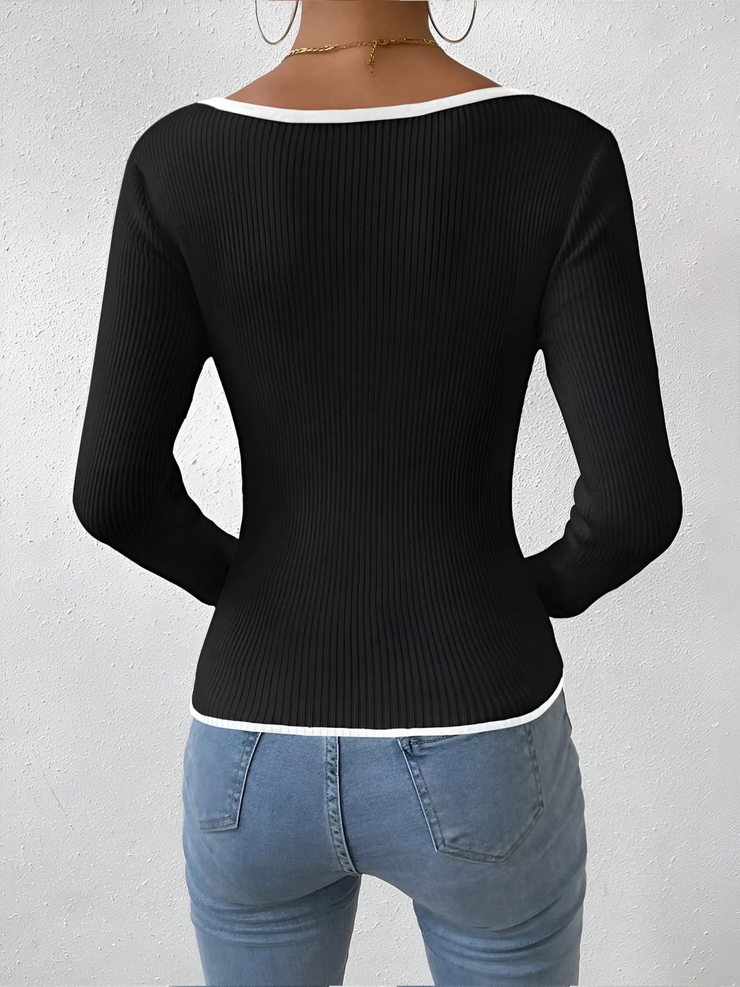 Ribbed top with long sleeves, contrast trim and V-neck