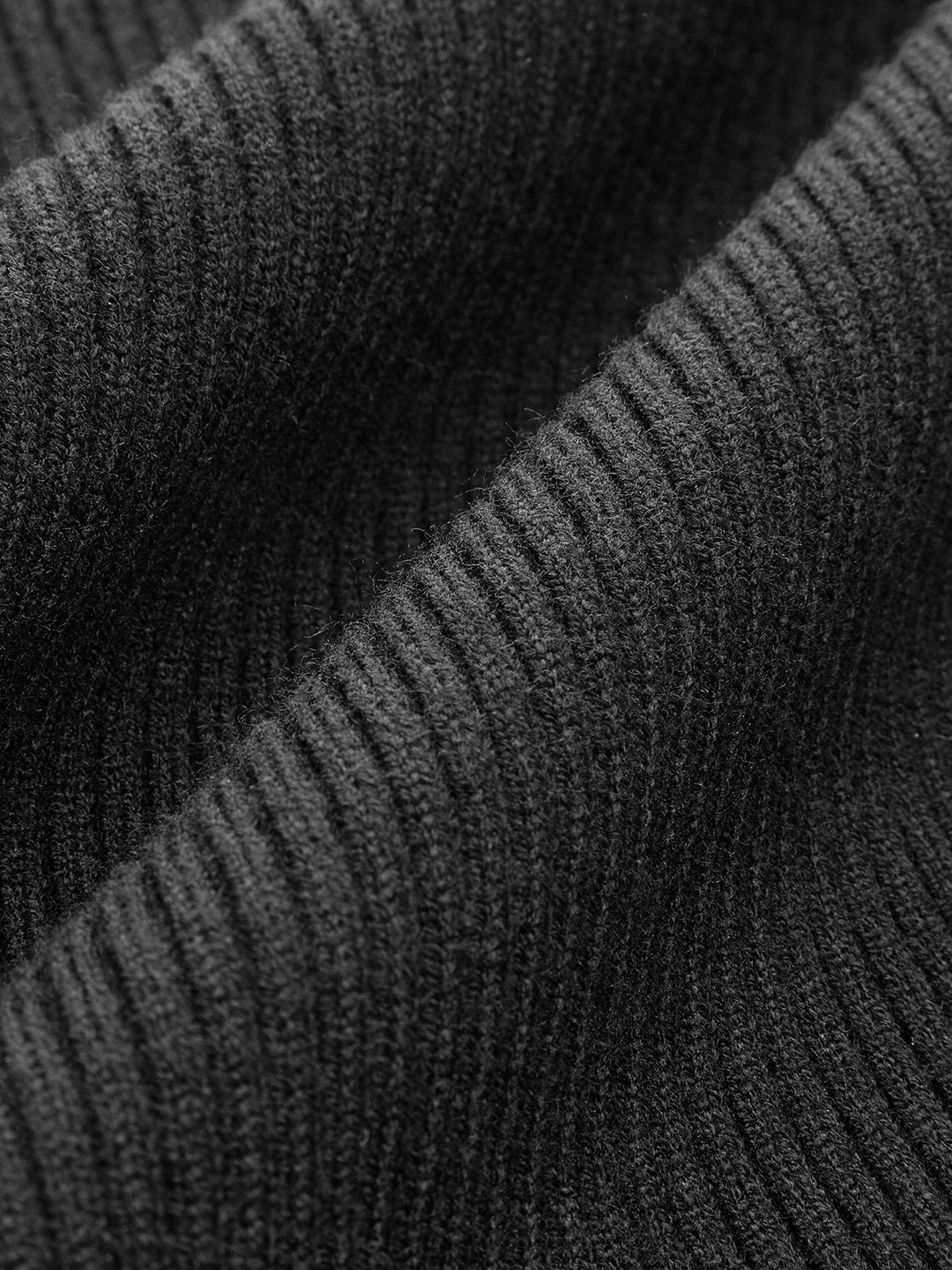 Ribbed top with long sleeves, contrast trim and V-neck