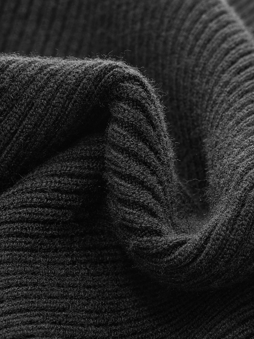 Ribbed top with long sleeves, contrast trim and V-neck