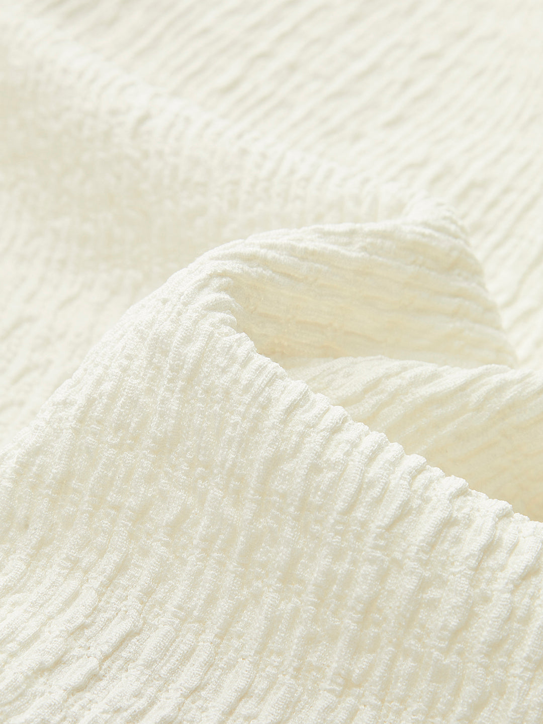 Sleeveless twisted top with structure