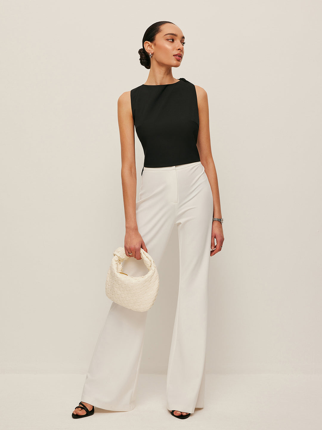 Sleeveless top with knot on the shoulder