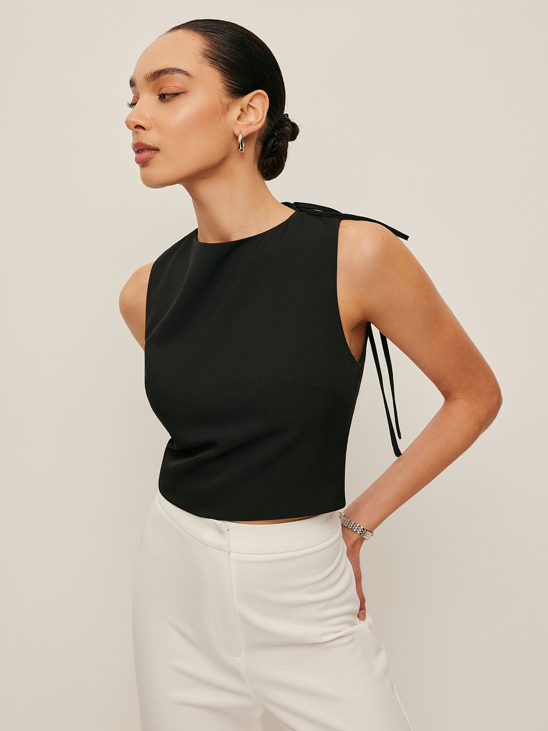 Sleeveless top with knot on the shoulder