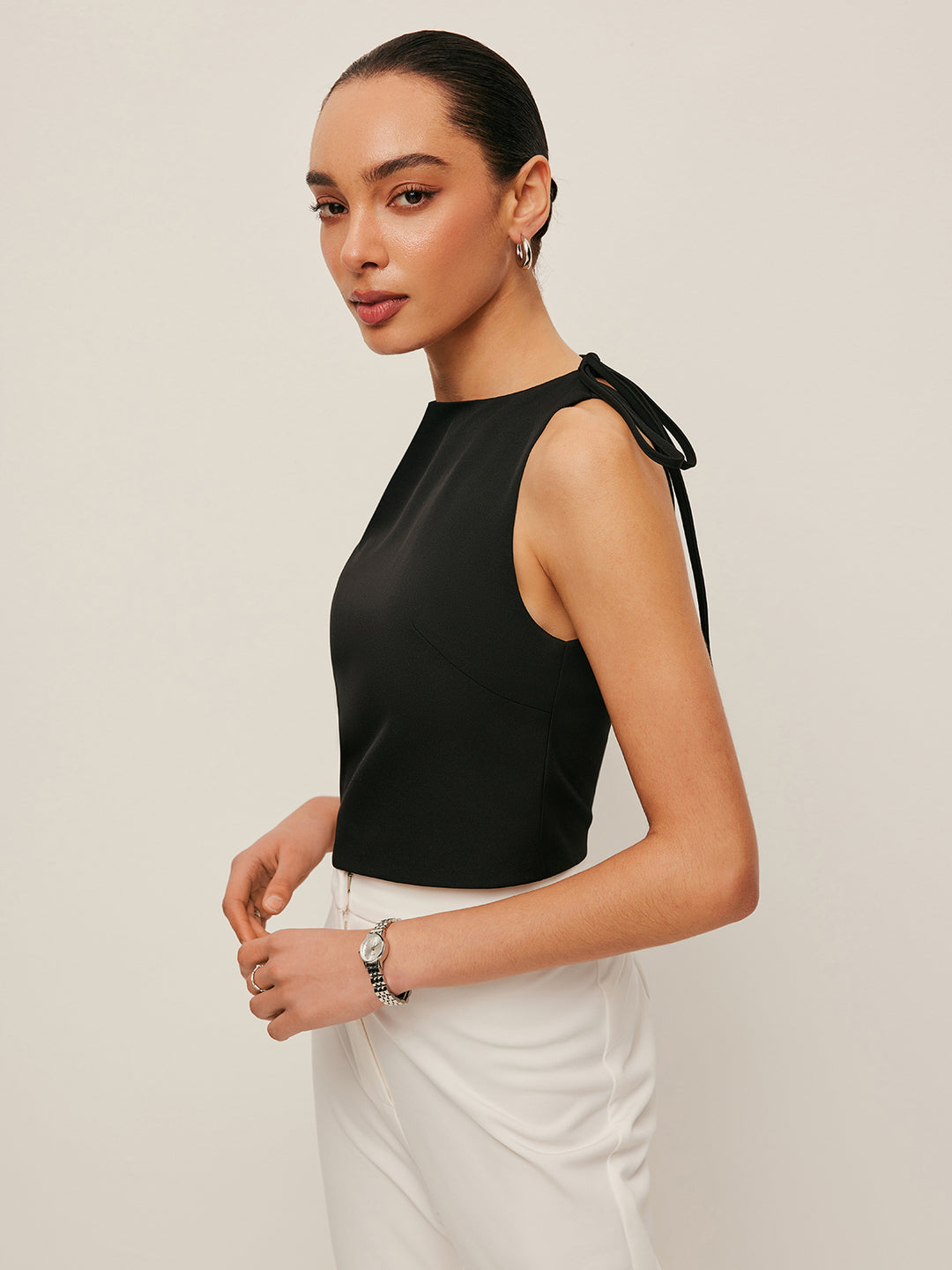 Sleeveless top with knot on the shoulder
