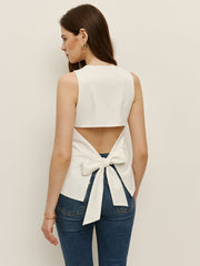 Sleeveless vest with button closure